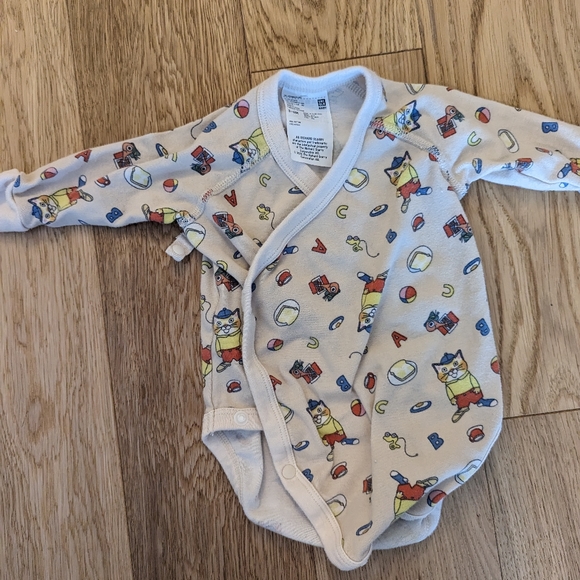 Uniqlo Baby printed bodysuits (3-6 M) - Picture 2 of 3